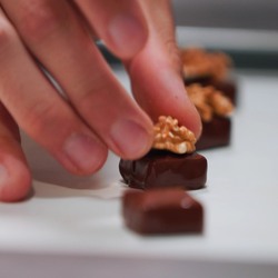 Décoration des chocolats à la main